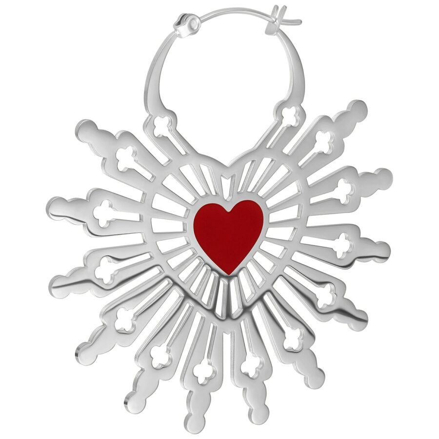 Orecchini a cerchio argento a forma di cuore con cuore rosso e design a raggi su sfondo bianco