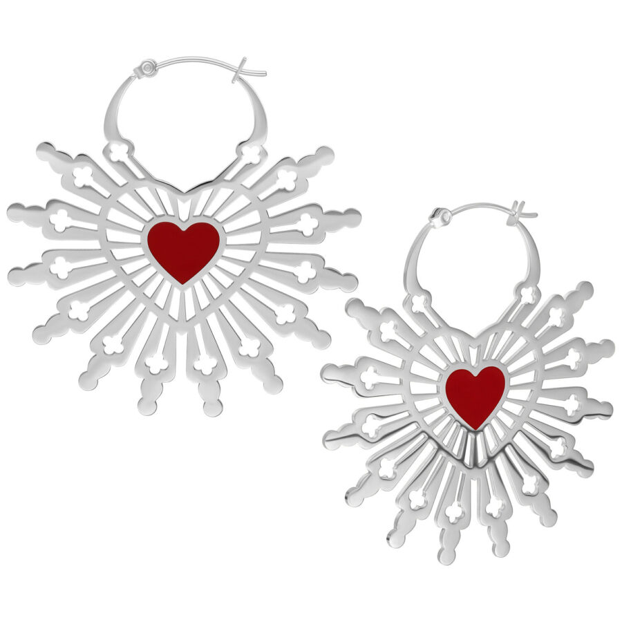 Orecchini d'argento a forma di cuore con cuore rosso su sfondo bianco