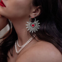 Donna con orecchini Sacred Heart in argento e nero, primo piano