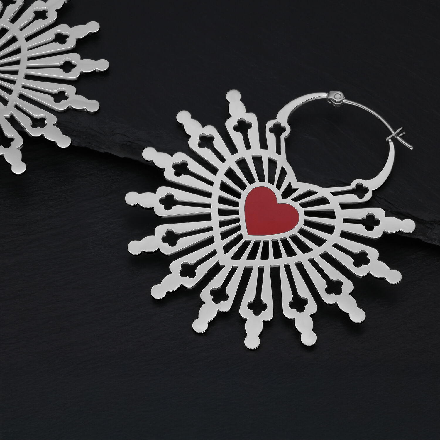 Orecchini a forma di cuore in argento con cuore rosso su sfondo scuro