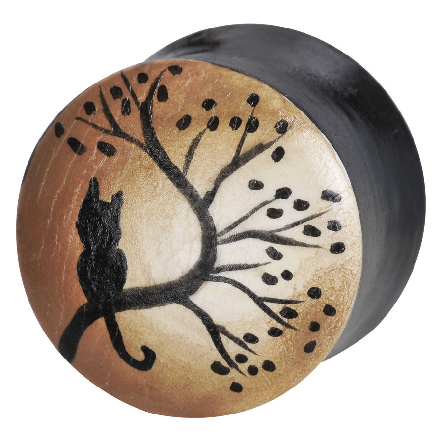 Plug in legno con gatto nero seduto su albero, sfondo marrone