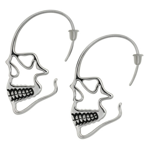 Due orecchini teschio argento in acciaio chirurgico 316L su sfondo bianco