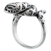 Anello unisex a serpente in acciaio chirurgico argento con design dettagliato su sfondo bianco