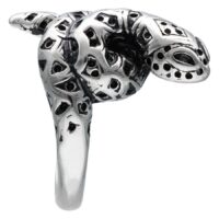 Anello a serpente in acciaio chirurgico argentato con design dettagliato su sfondo bianco