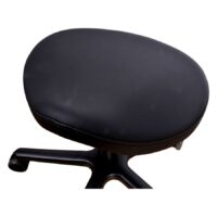 Sedia rotonda in similpelle nera con base in alluminio su sfondo bianco
