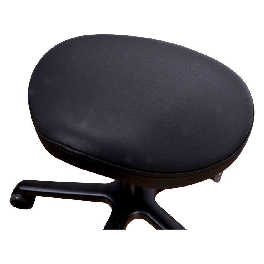 Sedia rotonda in similpelle nera con base in alluminio su sfondo bianco
