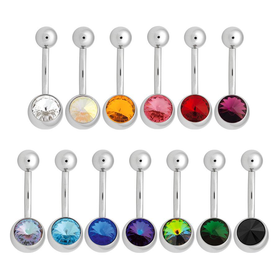 Silberne Bauchnabelpiercings mit bunten Kristallen auf weißem Hintergrund