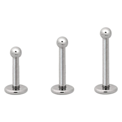 Caviar Labrets in titanio argento su sfondo bianco