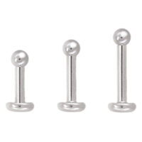 Tre labret in titanio argento con sfera su sfondo bianco