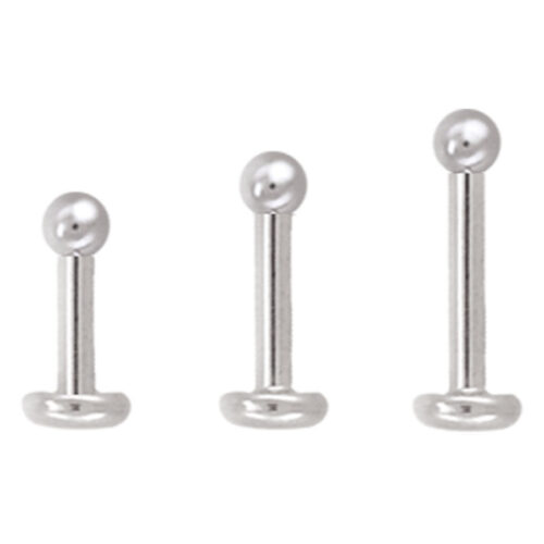 Tre labret in titanio argento con sfera su sfondo bianco