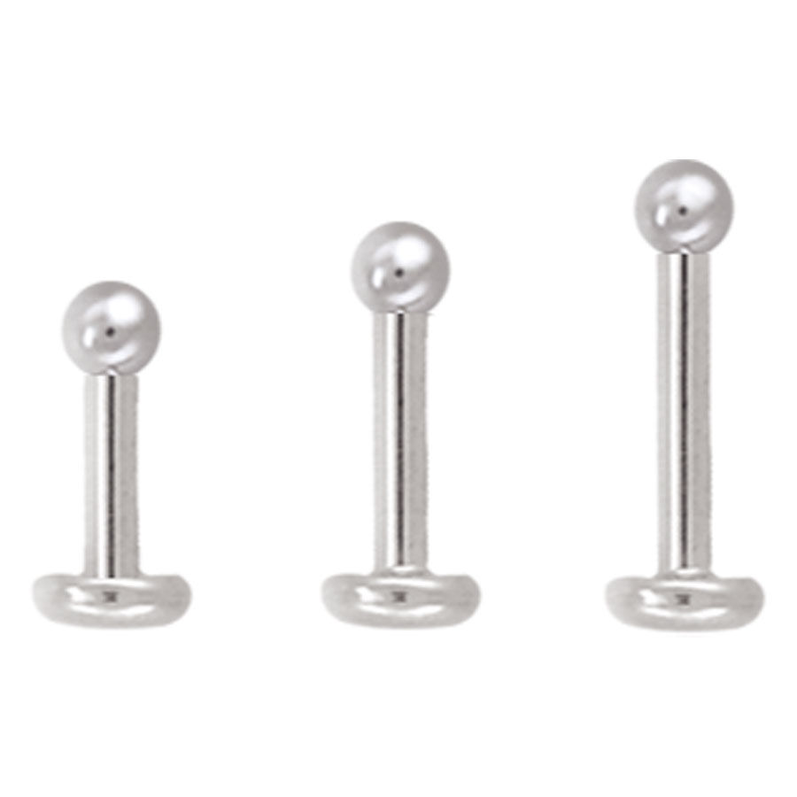 Tre labret in titanio argento con sfera su sfondo bianco