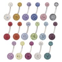 Diverse banane per ombelico in titanio con cristalli colorati su sfondo bianco