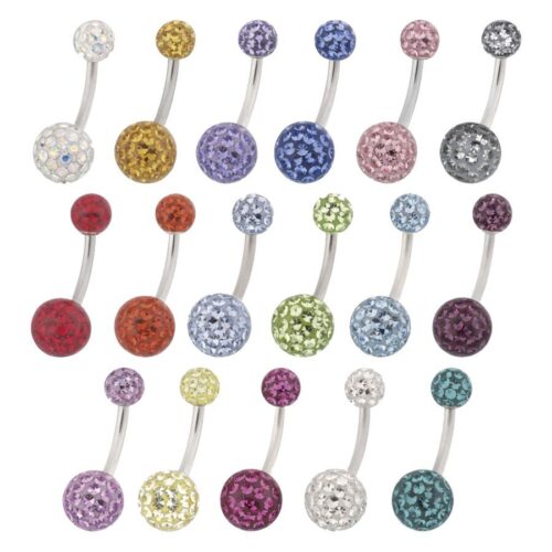 Diverse banane per ombelico in titanio con cristalli colorati su sfondo bianco