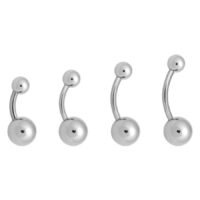 Quattro piercing all'ombelico in titanio argento su sfondo bianco