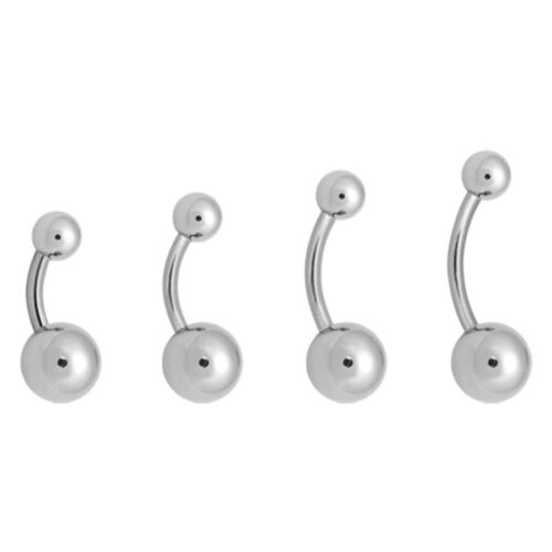 Quattro piercing all'ombelico in titanio argento su sfondo bianco