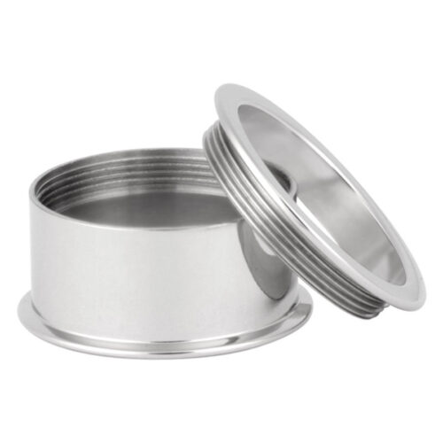 Tunnel in titanio argento con filettatura interna su sfondo bianco