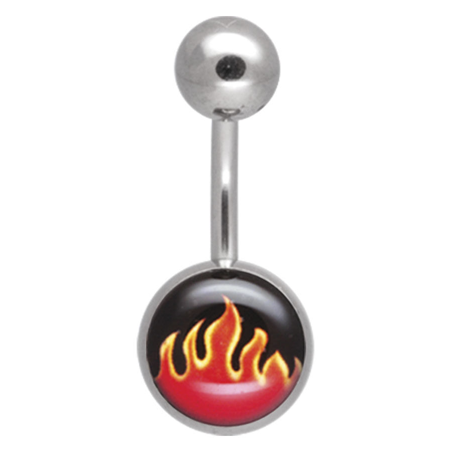 Piercing all'ombelico in titanio argento con motivo a fiamme rosse su sfondo nero