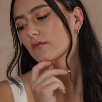 Donna con Anello a Cerniera in Oro 14K con Cristalli e altri orecchini all'orecchio