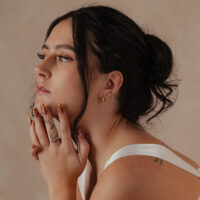 Donna con anello piercing in oro 14K nell'orecchio, vista laterale