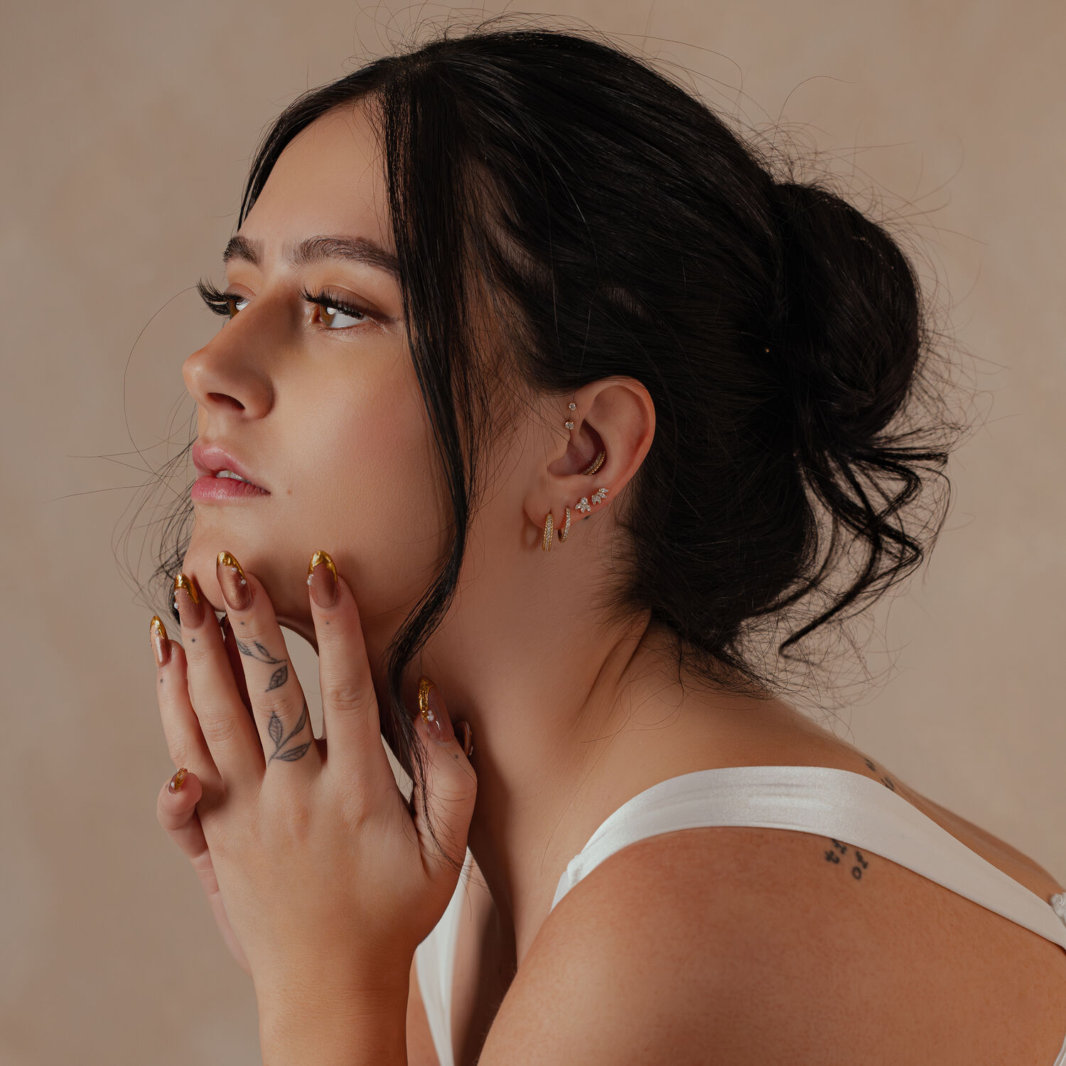 Donna con anello piercing in oro 14K nell'orecchio, vista laterale