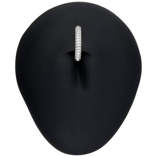 Clicker per ombelico con gioielli multipli in argento su sfondo nero