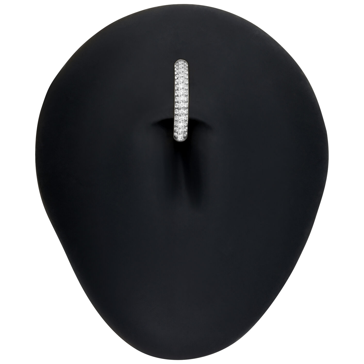 Clicker per ombelico con gioielli multipli in argento su sfondo nero