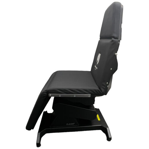 Sedia Lemi nera in ecopelle e alluminio su sfondo bianco