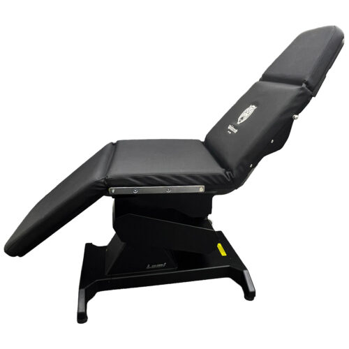 Sedia nera per tatuaggi e piercing in similpelle vista di lato su sfondo bianco