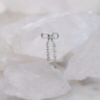 Attacco Push Fit argentato a forma di fiocco con catene su sfondo chiaro