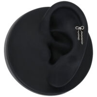 Ciondolo Push Fit in argento con design a fiocco su modello di orecchio nero