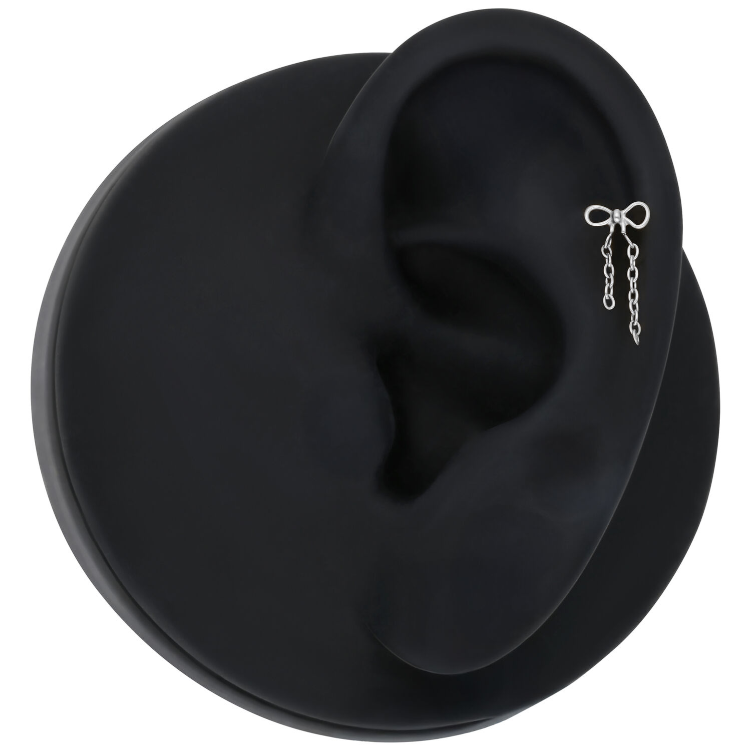 Ciondolo Push Fit in argento con design a fiocco su modello di orecchio nero