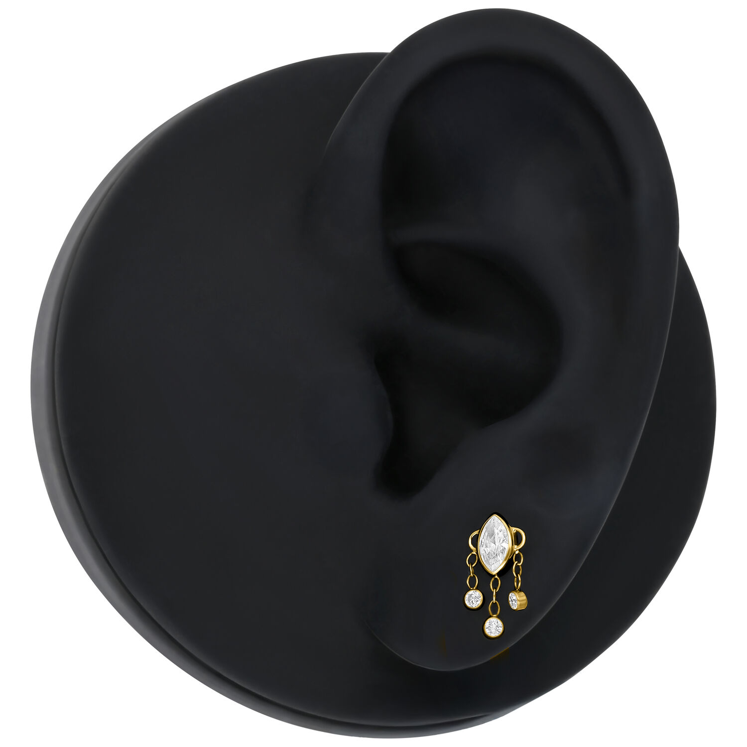 Accessorio piercing dorato con cristalli pendenti su modello di orecchio nero