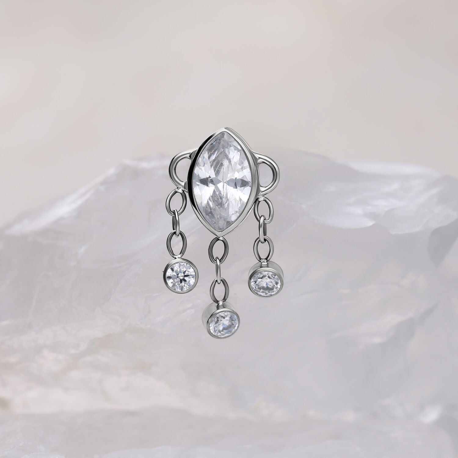 Punta Push Fit color argento con cristalli pendenti su sfondo bianco