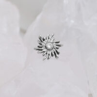 Argento Sunburst con pietra cristallina su sfondo bianco
