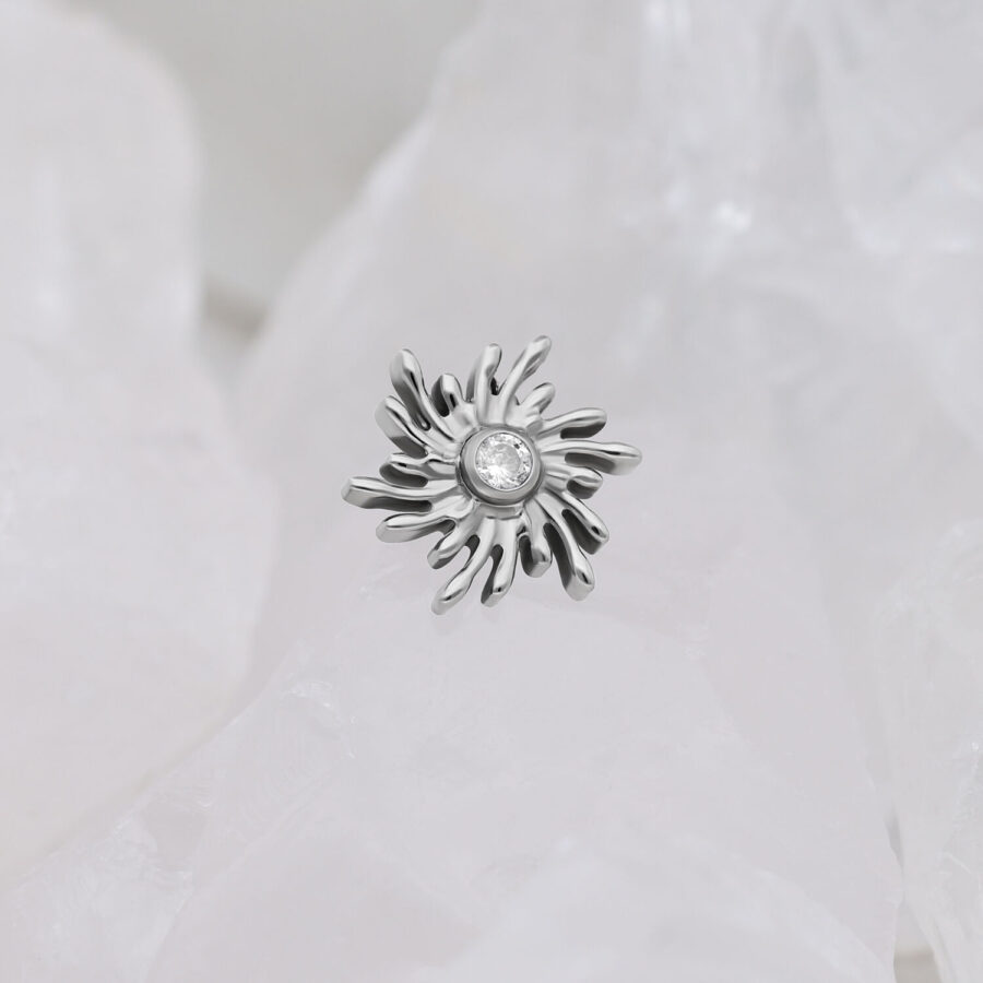 Argento Sunburst con pietra cristallina su sfondo bianco