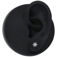 Inserto piercing Sunburst argento su modello di orecchio nero