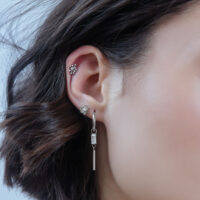 Attacco Push Fit Sunburst color argento indossato nell'orecchio