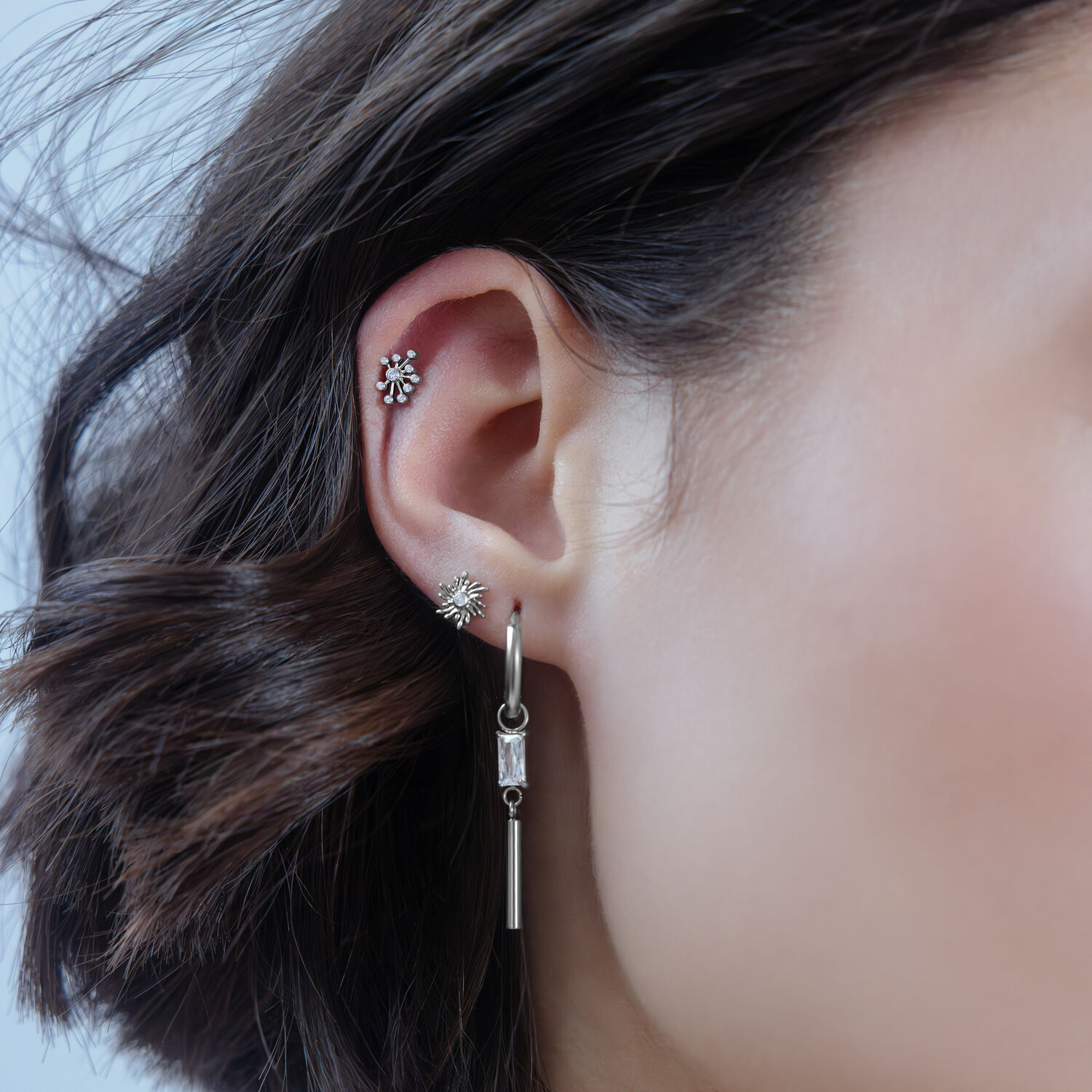 Attacco Push Fit Sunburst color argento indossato nell'orecchio