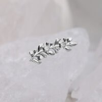 Attacco in titanio argento con pietre cristalline su sfondo bianco