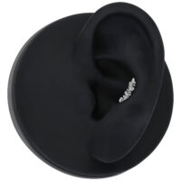 Inserto piercing in titanio argento nell'orecchio su sfondo nero