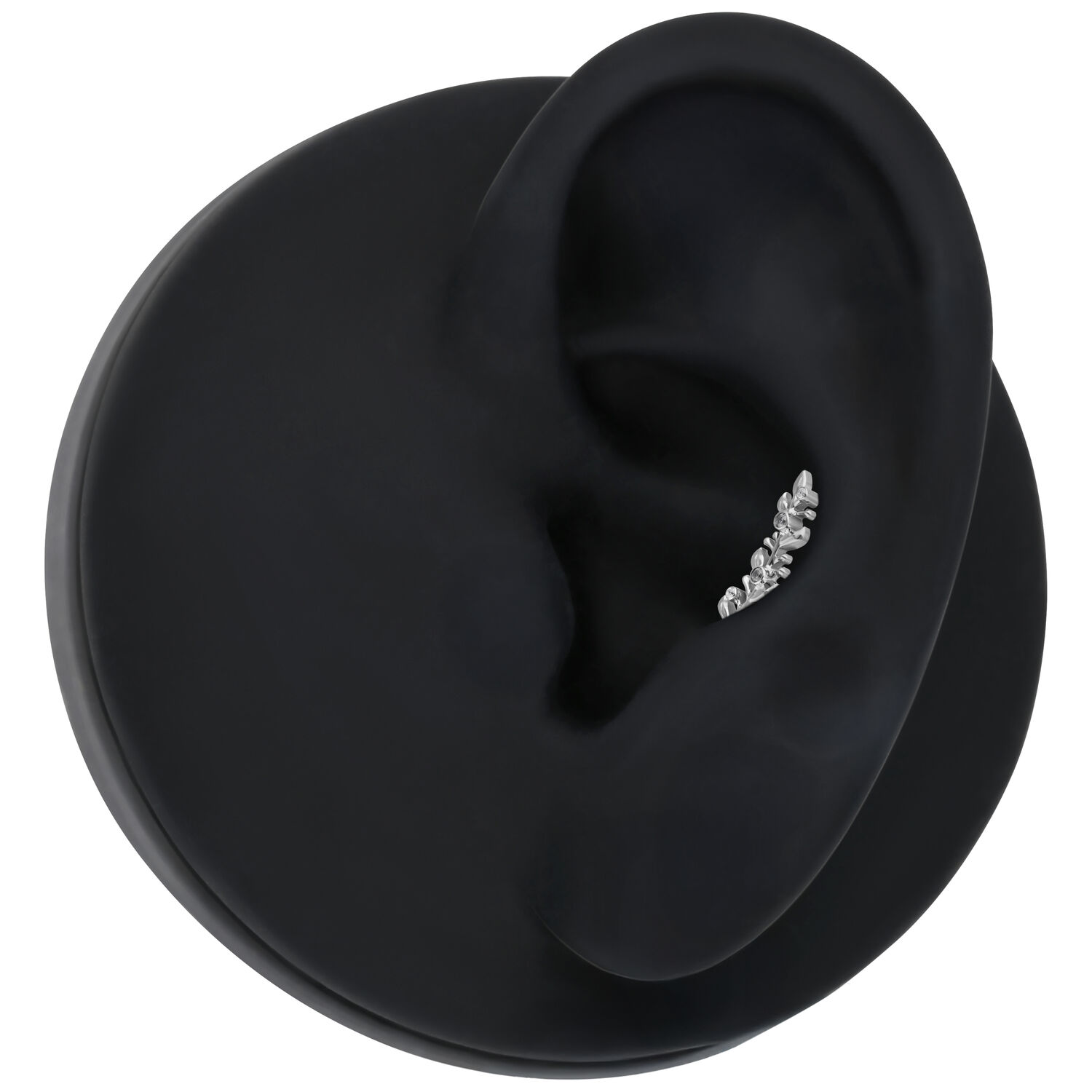 Inserto piercing in titanio argento nell'orecchio su sfondo nero