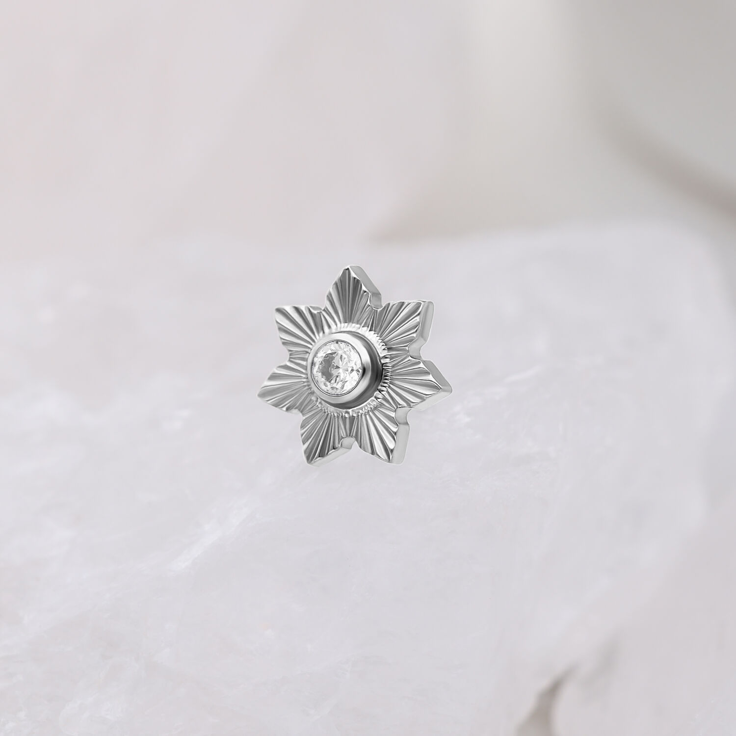 Inserto Push Fit argento a forma di stella con cristallo chiaro su sfondo bianco