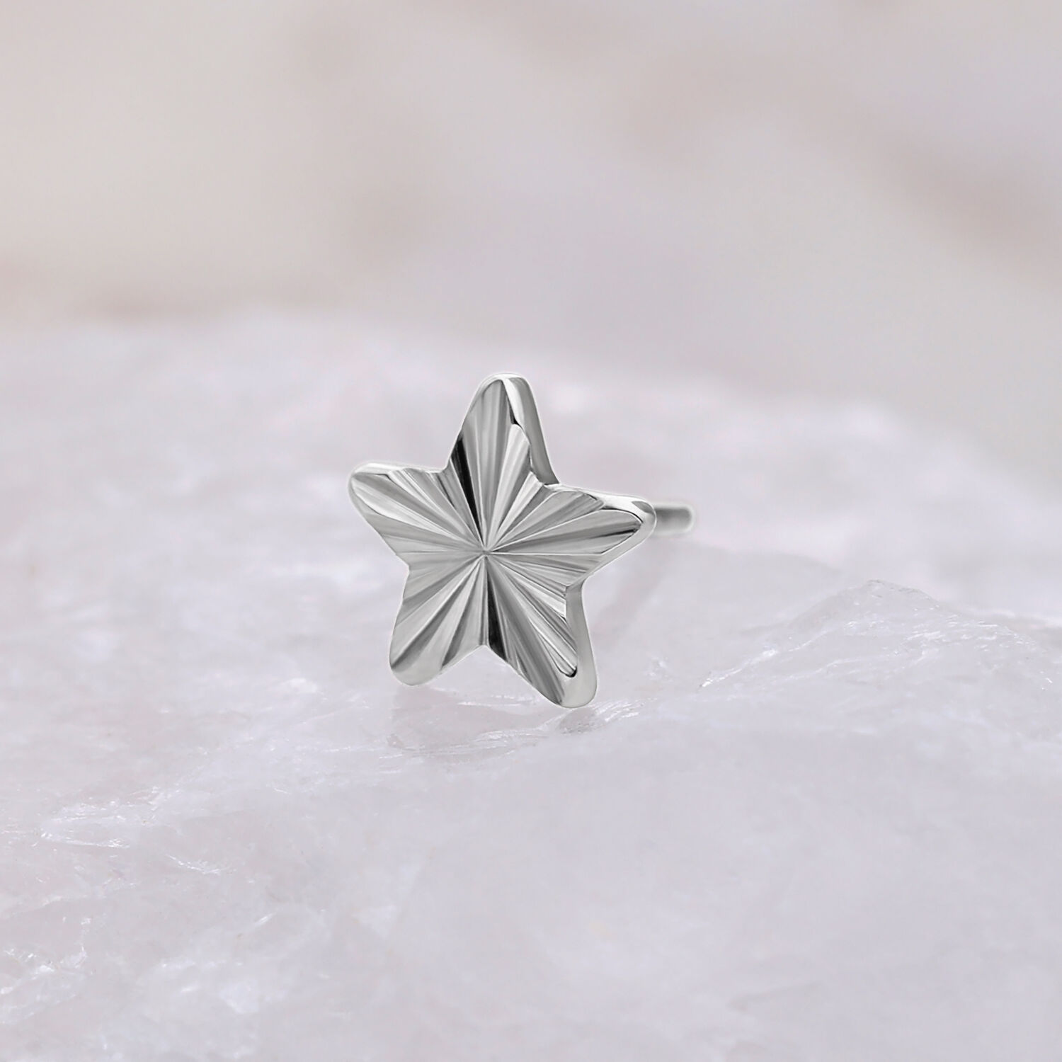 Punta in titanio a forma di stella su sfondo chiaro