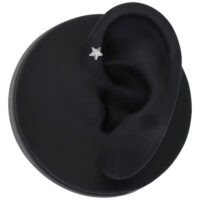 Punta a stella in argento in titanio su modello di orecchio nero