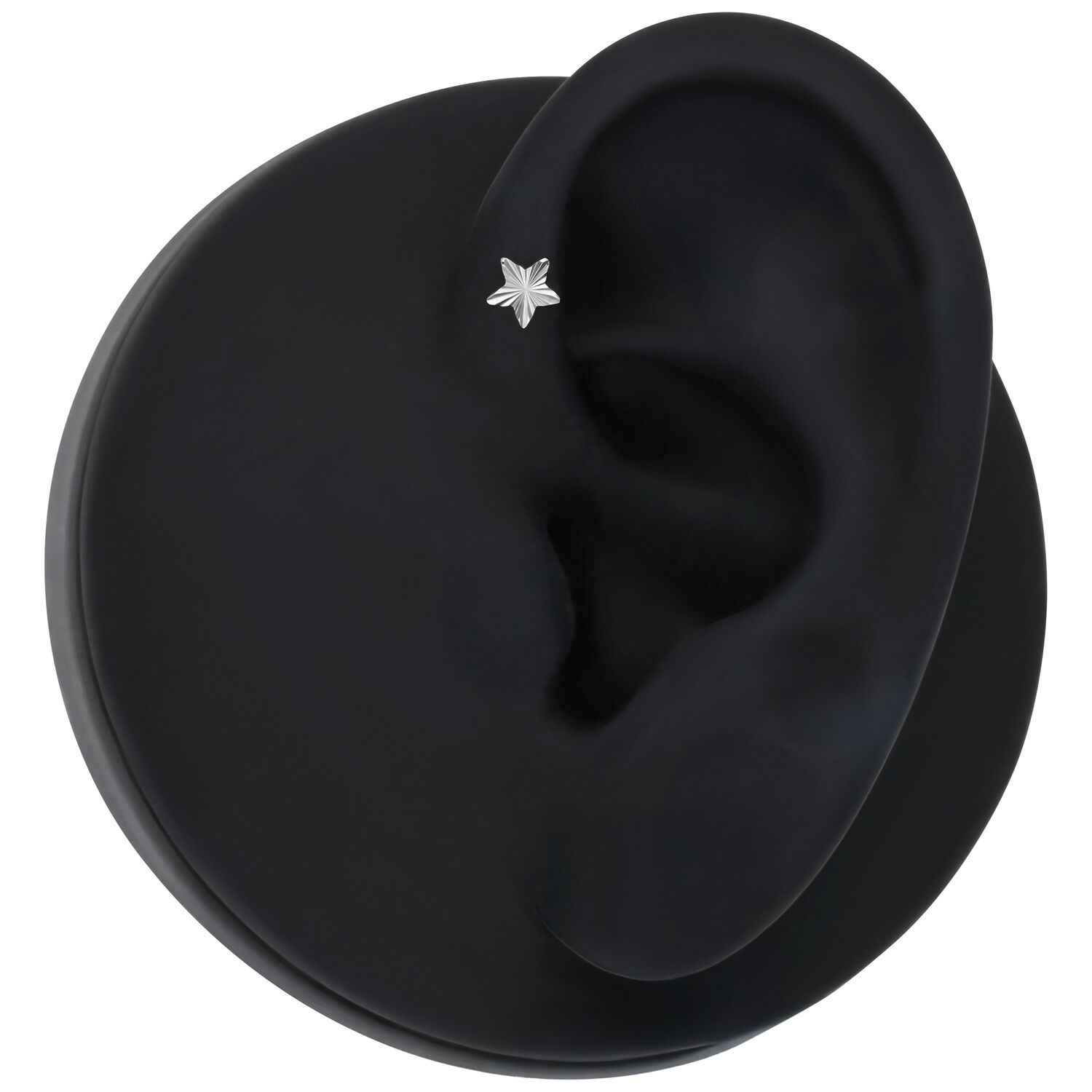 Punta a stella in argento in titanio su modello di orecchio nero