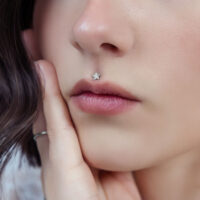 Punta a stella argentata su piercing Medusa, primo piano