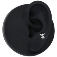 Argento Angioletto di Neve in modello orecchio, sfondo nero