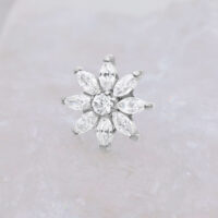 Accessorio Push Fit argento con fiori cristallini su sfondo bianco