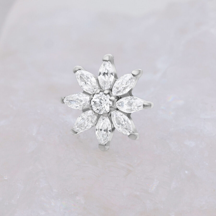 Accessorio Push Fit argento con fiori cristallini su sfondo bianco