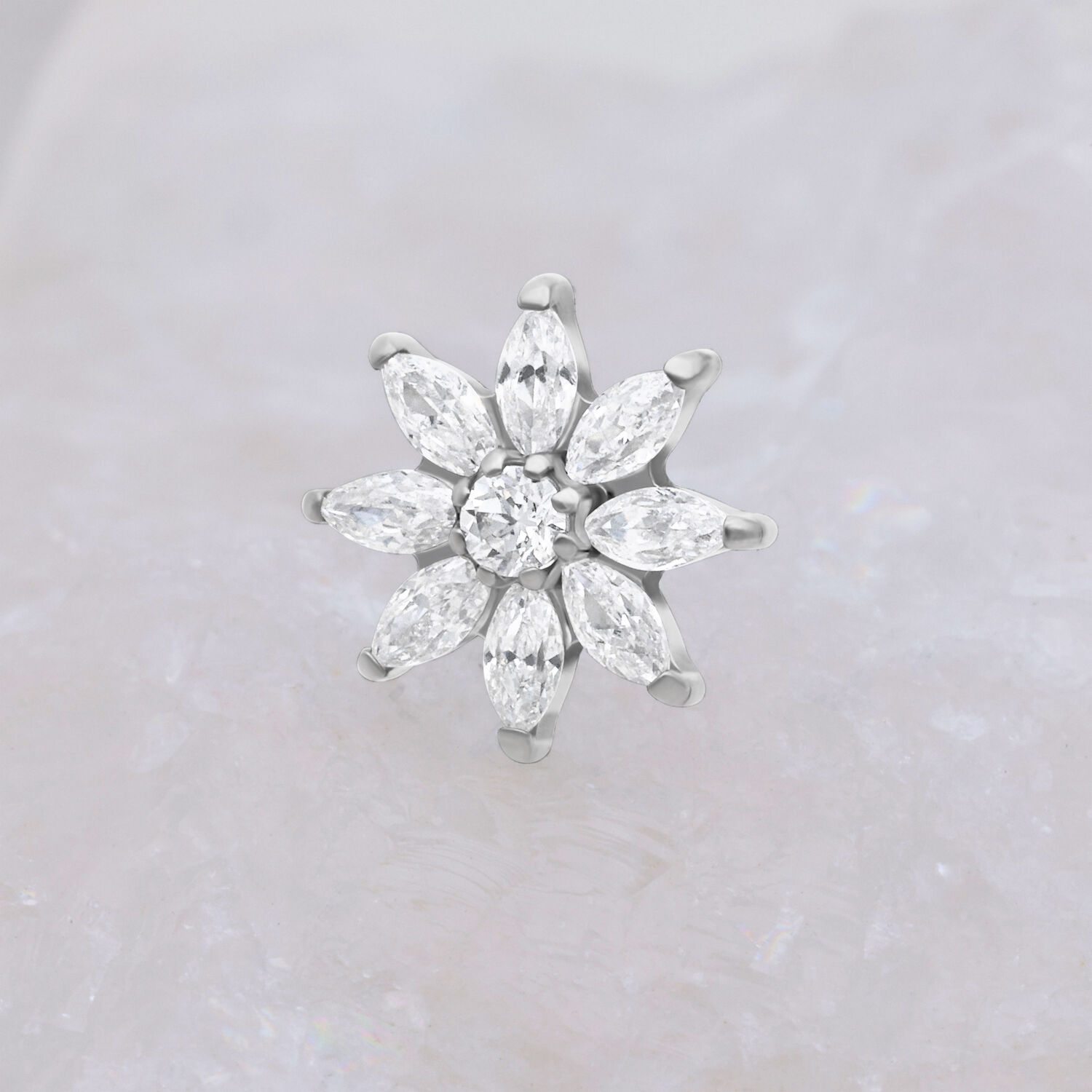 Accessorio Push Fit argento con fiori cristallini su sfondo bianco